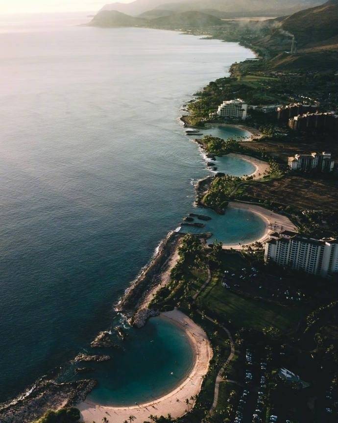 点击大图看下一张：航拍夏威夷欧胡岛，幽蓝海水，琉璃一般