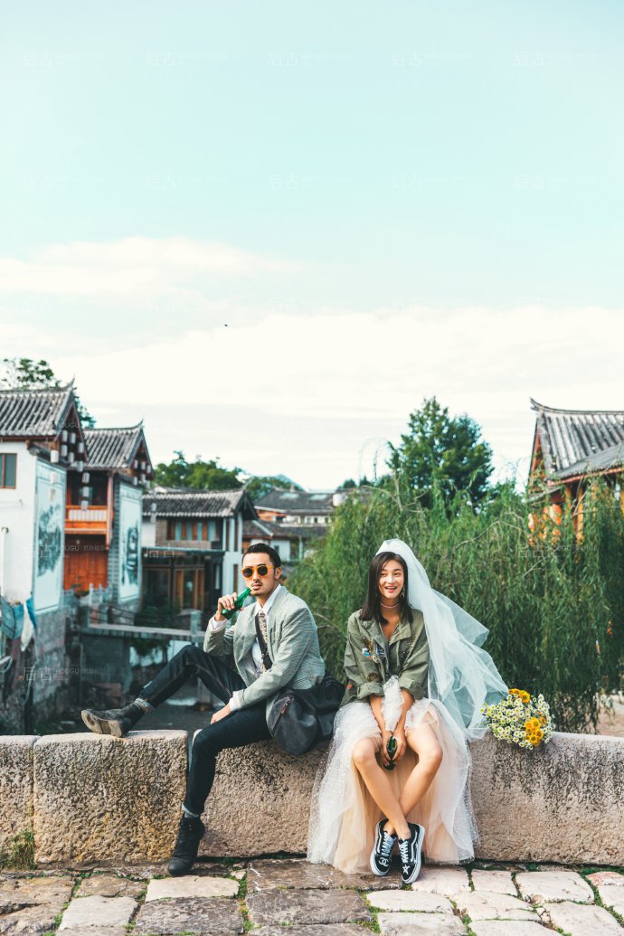 点击大图看下一张：一组自然纯粹的街拍风格婚纱图片