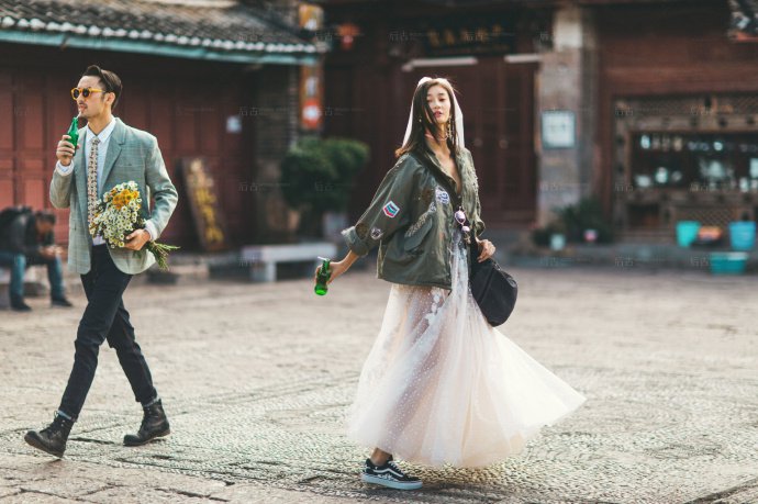 点击大图看下一张：一组自然纯粹的街拍风格婚纱图片