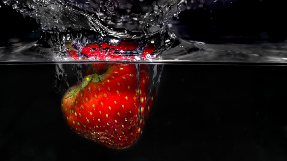 点击大图看下一张：草莓的唯美动态主题拍摄图片