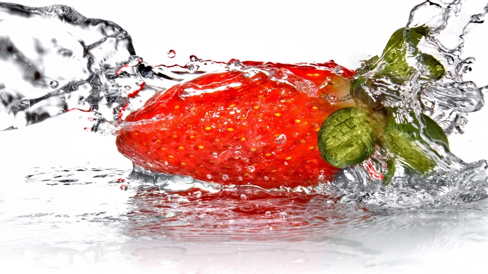 点击大图看下一张：草莓的唯美动态主题拍摄图片
