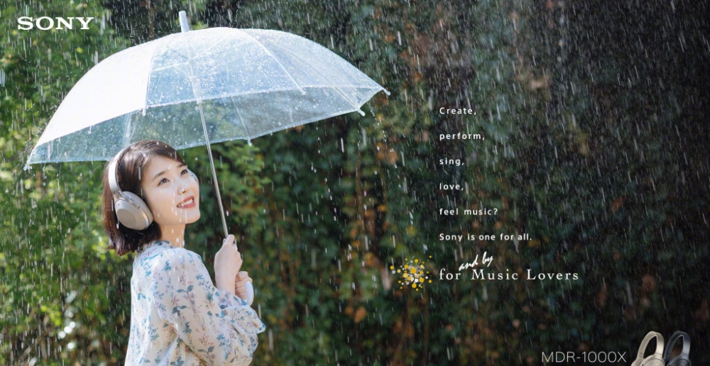 点击大图看下一张:IU李知恩唯美雨天唯美户外写真图片