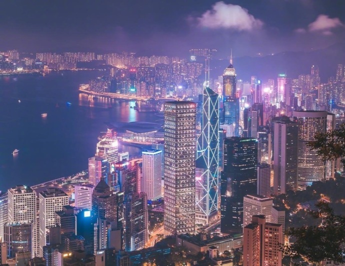 点击大图看下一张：迷雾笼罩下的香港夜景欣赏