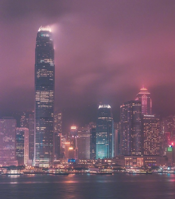 点击大图看下一张：迷雾笼罩下的香港夜景欣赏