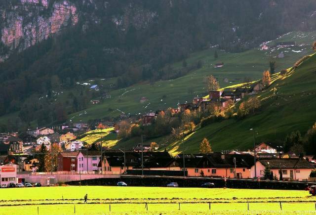 点击大图看下一张：达伦威尔是瑞士一个不起眼的小镇沿途的风景并不一定比目的地逊色