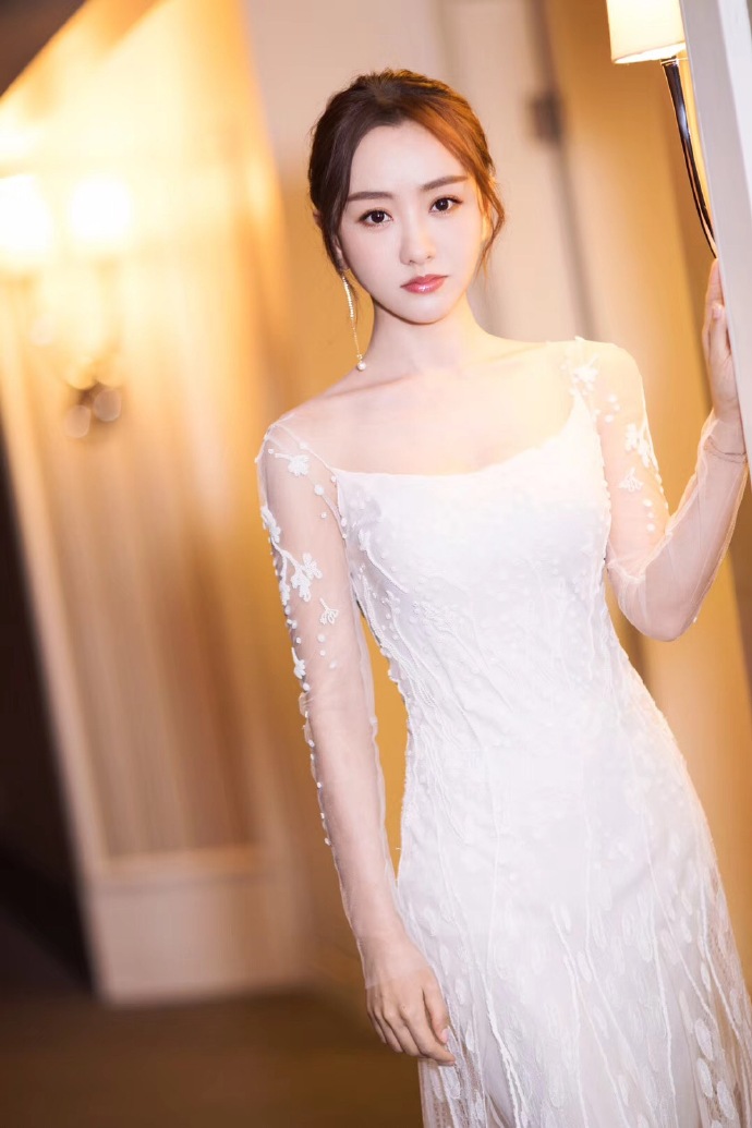 点击大图看下一张：一组杨蓉穿长礼服的优雅迷人图片