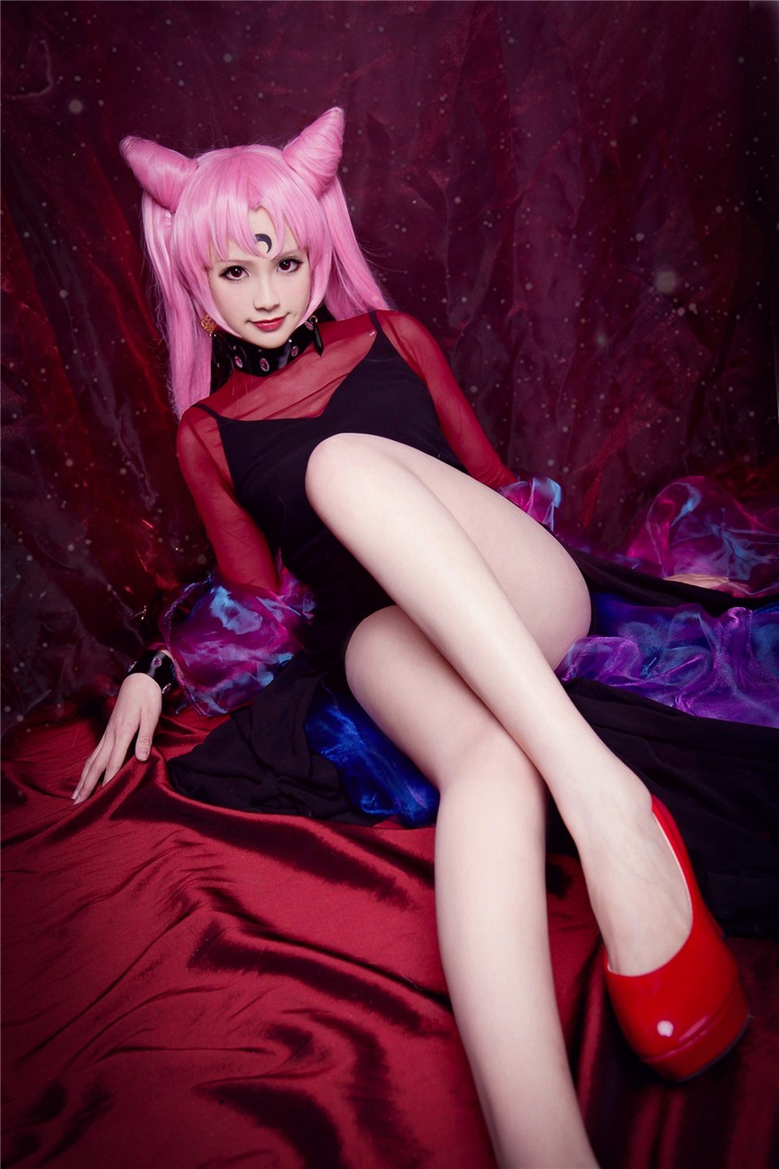 点击大图看下一张：长腿性感美女cosplay黑暗小姐妩媚大胆写真图片