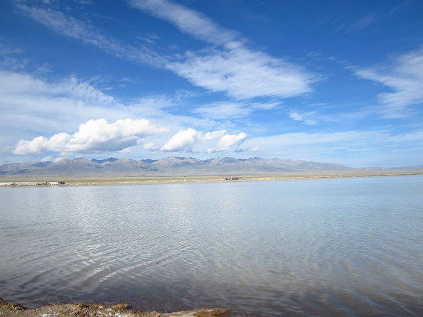 点击大图看下一张：爆火之前的茶卡盐湖，真正的“天空之镜”，天高云淡