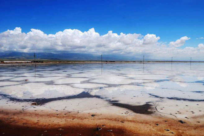 点击大图看下一张：爆火之前的茶卡盐湖，真正的“天空之镜”，天高云淡