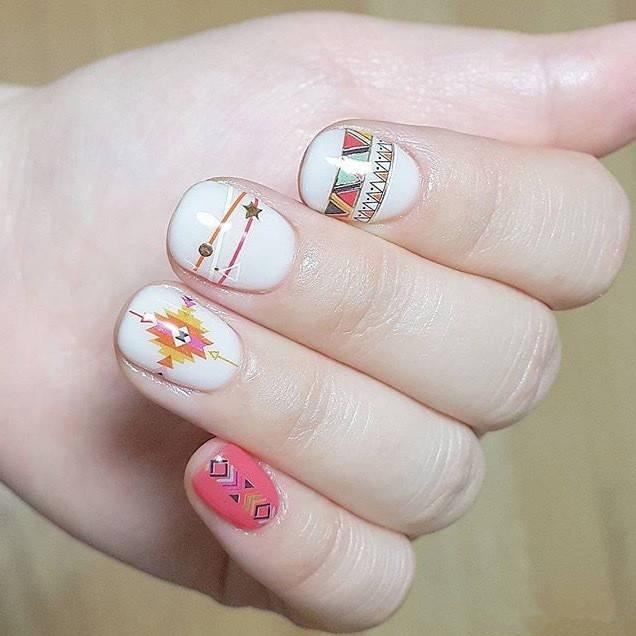 点击大图看下一张：一组女生短指甲可以做的可爱 星空 简单系列美甲