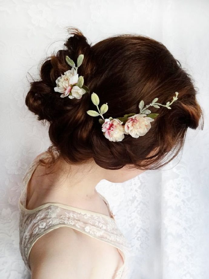 点击大图看下一张：新娘优雅发型加上美美的花环图片