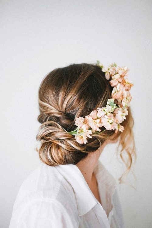 点击大图看下一张：新娘优雅发型加上美美的花环图片
