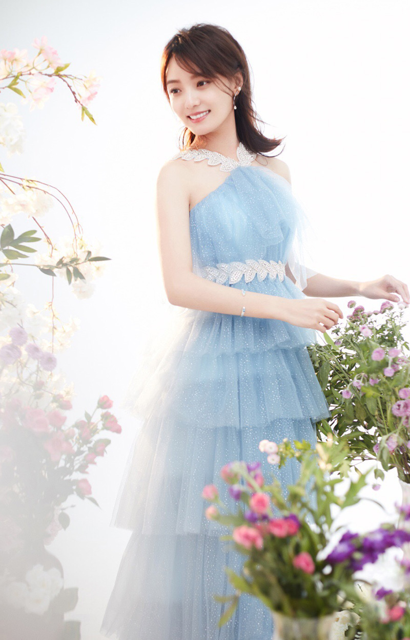 点击大图看下一张：林源蓝色纱裙优雅写真图片