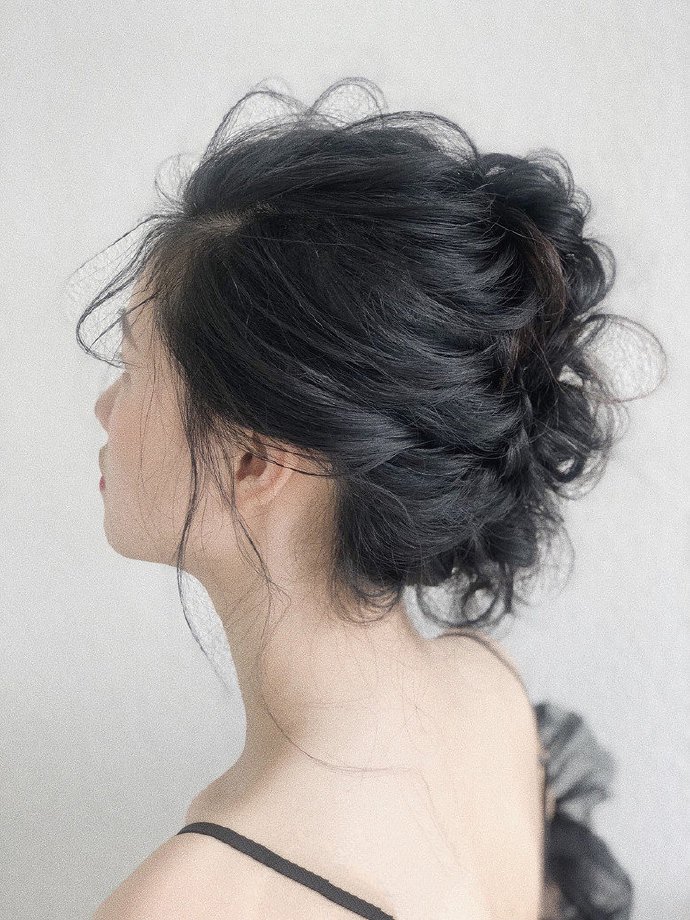 点击大图看下一张：日系慵懒新娘发型通透的妆容深受各位新娘的喜爱