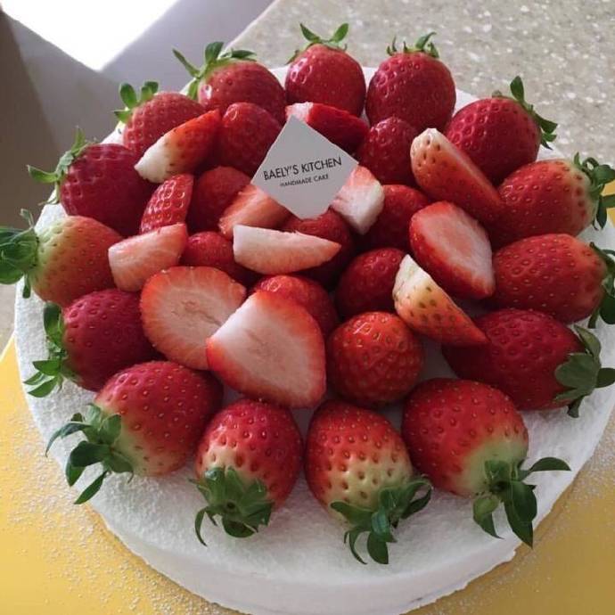 点击大图看下一张：一组酸酸甜甜的草莓蛋糕图片欣赏