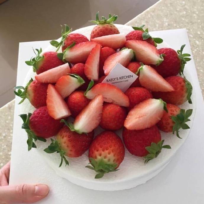 点击大图看下一张：一组酸酸甜甜的草莓蛋糕图片欣赏