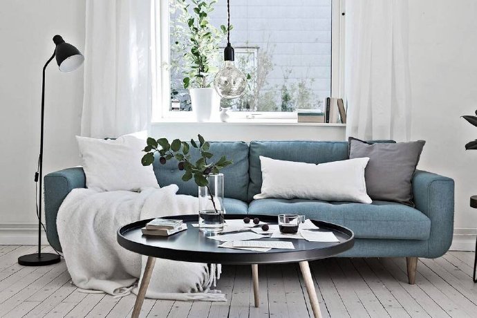 点击大图看下一张：北欧风格的客厅效果：单人沙发或躺椅+北欧风格抱枕，搭配出感觉