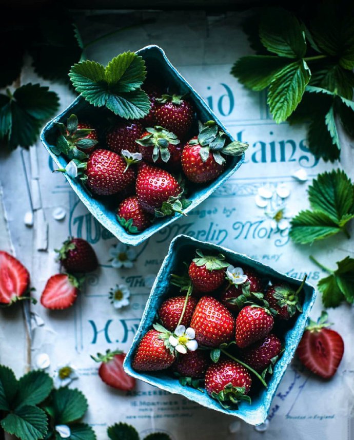 点击大图看下一张：鲜美红嫩，果肉多汁，含有特殊的浓郁水果芳香的草莓