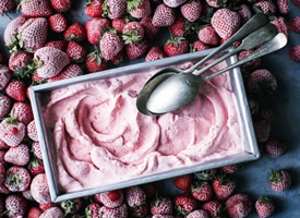 鲜美红嫩，果肉多汁，含有特殊的浓郁水果芳香的草莓