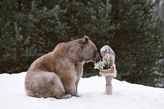 点击大图看下一张：大熊Stefan和小孩子们友好相处的暖萌画面