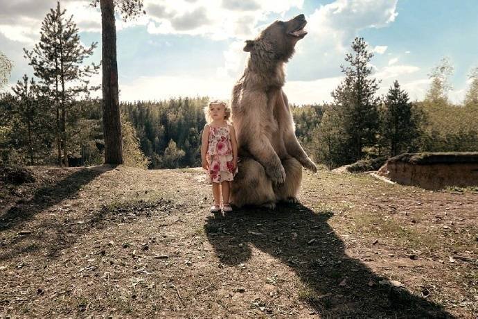 点击大图看下一张：大熊Stefan和小孩子们友好相处的暖萌画面