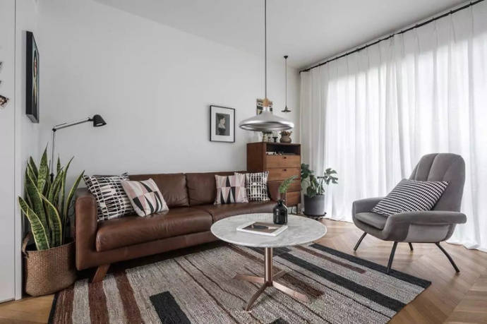 点击大图看下一张：搭配胡桃木色家具的北欧风格装修效果图欣赏