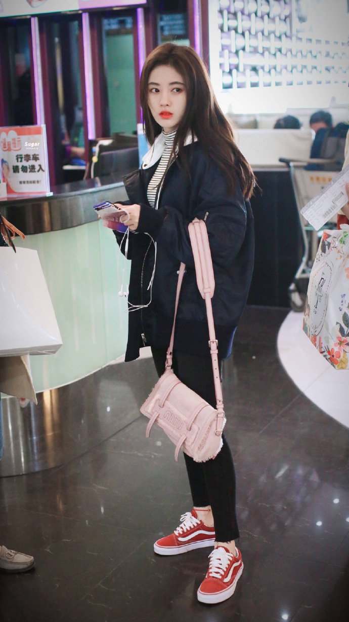 点击大图看下一张：清纯可爱的 鞠婧祎 北京上海 机场私服 ​​​​