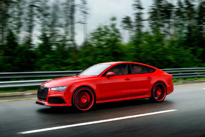 点击大图看下一张：雨中奔跑的红色奥迪RS7 ​​​​图片欣赏