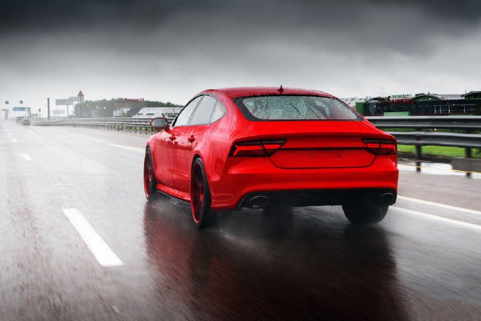 点击大图看下一张：雨中奔跑的红色奥迪RS7 ​​​​图片欣赏