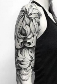 黑灰菊花：手臂和腿部上好看的黑灰菊花纹身图案