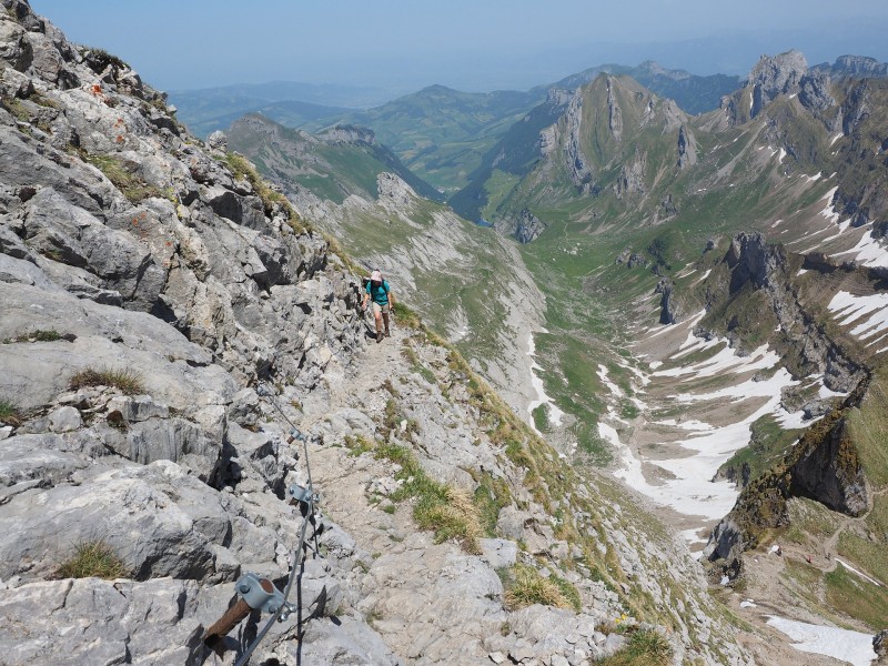 点击大图看下一张：阿尔卑斯山徒步登山图片