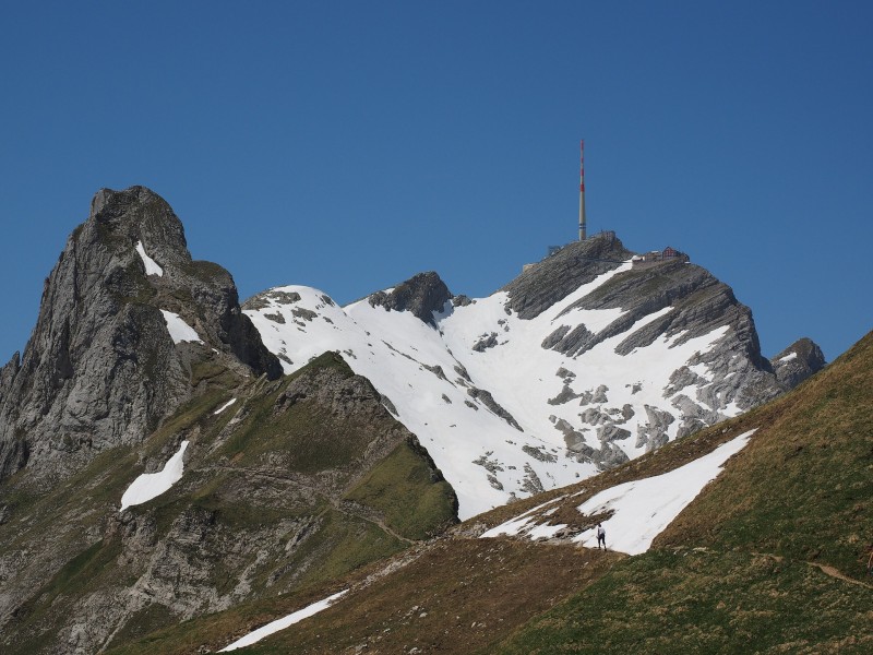 点击大图看下一张：阿尔卑斯山徒步登山图片