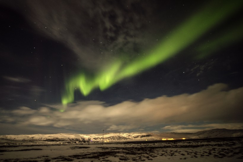 点击大图看下一张:绿色的极光风景图片