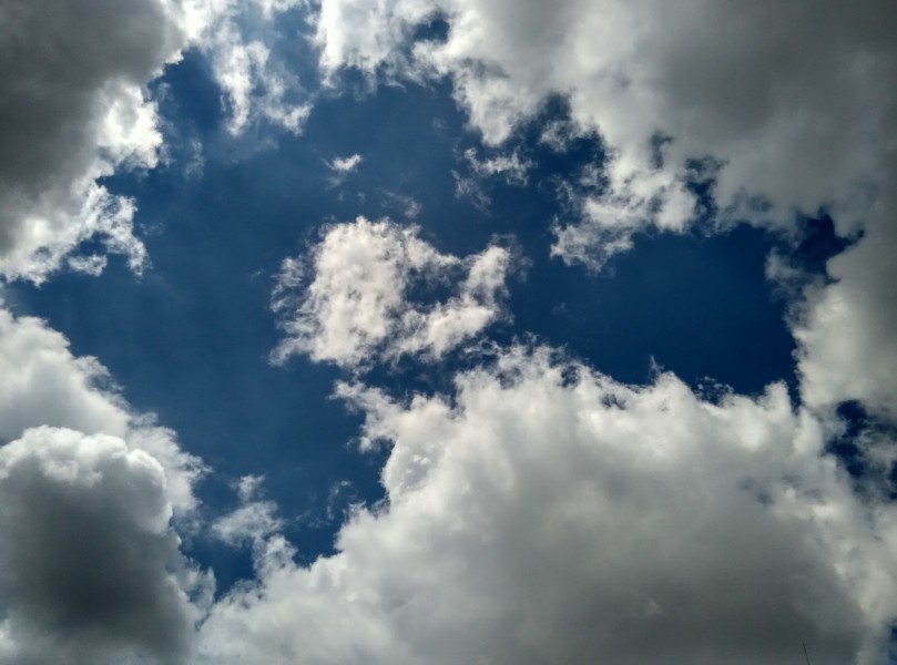 点击大图看下一张：天空中飘动的白云图片