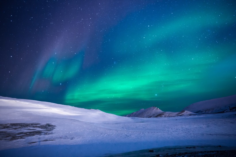 点击大图看下一张：神秘梦幻的北极光图片