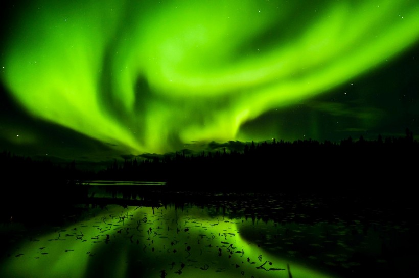 点击大图看下一张：神秘梦幻的北极光图片