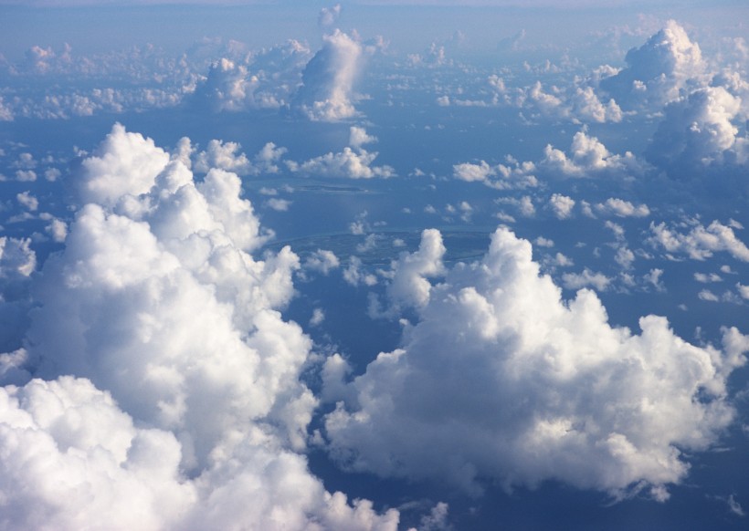 点击大图看下一张：变幻莫测的云彩图片