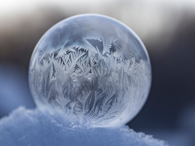 点击大图看下一张：冰凝结成的圆球图片