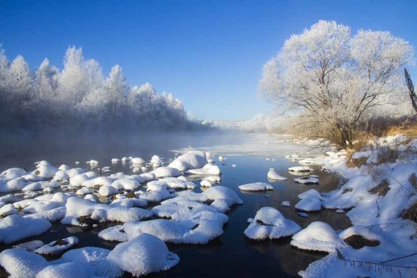 点击大图看下一张：寒冷的冰雪风景图片