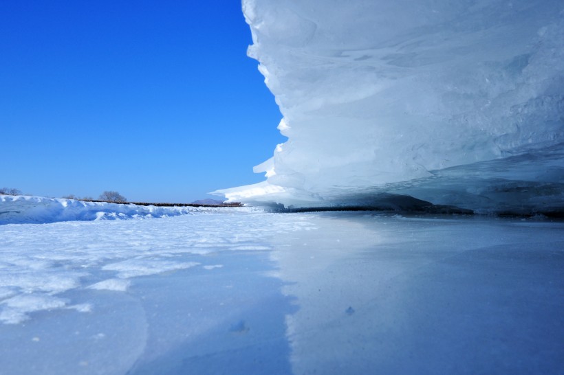 点击大图看下一张：白色冰雪世界风景图片