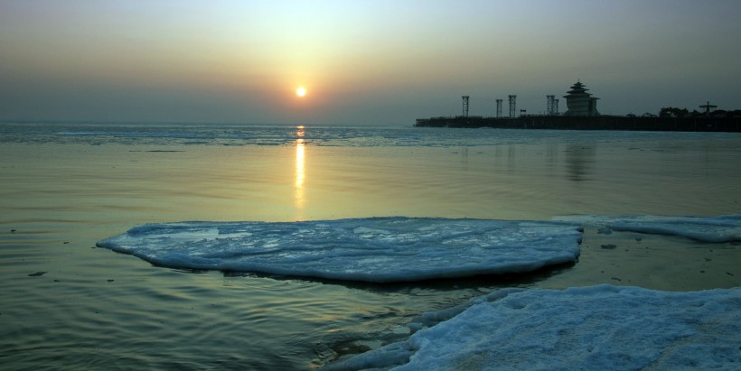 点击大图看下一张：渤海湾日出风景图片