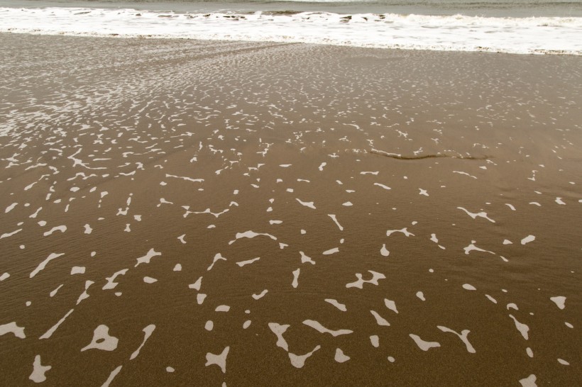 点击大图看下一张：沙滩上的波浪水流痕迹图片