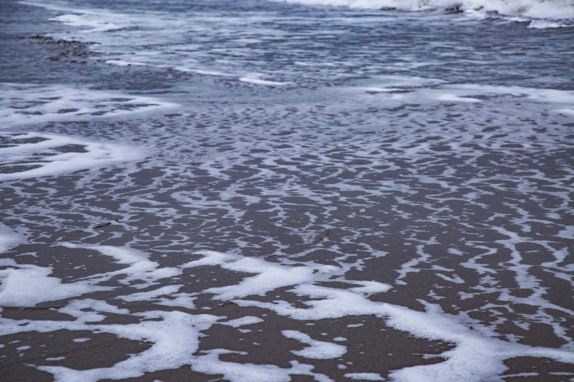 点击大图看下一张：沙滩上的波浪水流痕迹图片