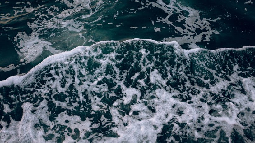 点击大图看下一张：波涛汹涌的海浪图片