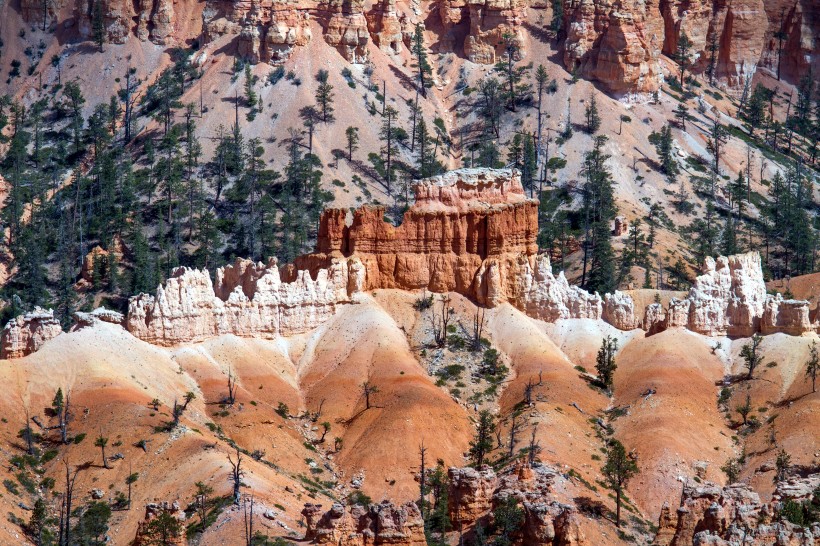 点击大图看下一张：岩石鲜艳的布赖斯峡谷图片
