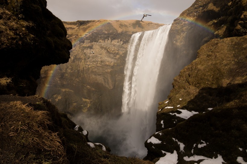点击大图看下一张：瀑布下的彩虹图片