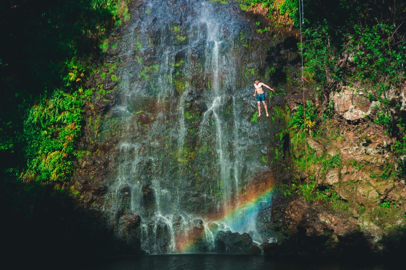 点击大图看下一张：瀑布下的彩虹图片