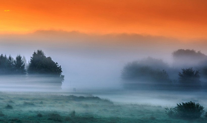 点击大图看下一张：唯美晨雾风景图片
