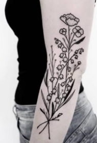 枝桠纹身：黑灰色的花草植物枝条纹身图案9张