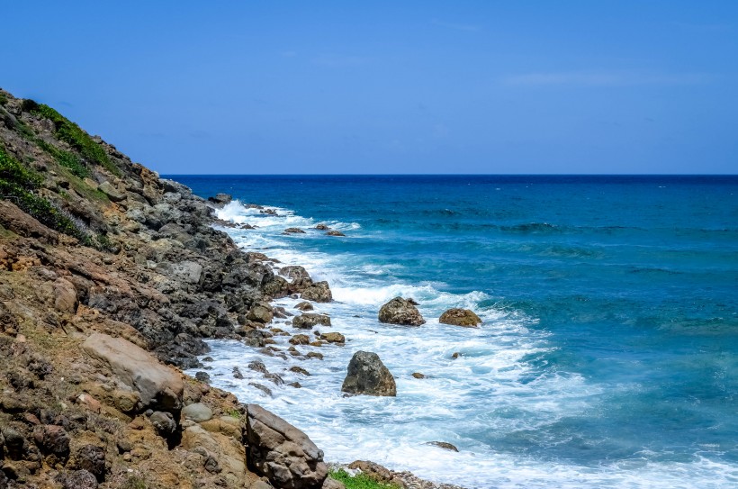点击大图看下一张：大海边的岩石风景图片
